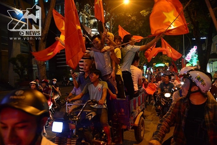 Ăn mừng chiến thắng của đội tuyển U23 trên xe ba gác...chắc chỉ có ở Việt Nam! Ăn mừng chiến thắng của đội tuyển U23 trên xe ba gác...chắc chỉ có ở Việt Nam!